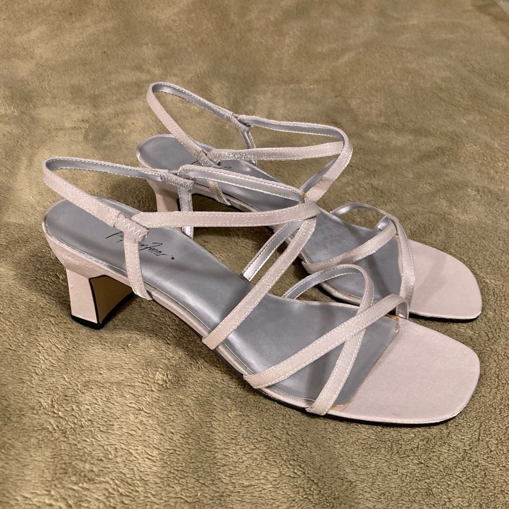 NIB Jacqueline Ferrar Vintage 80s Heeled Sandals Silver Size 8.5M